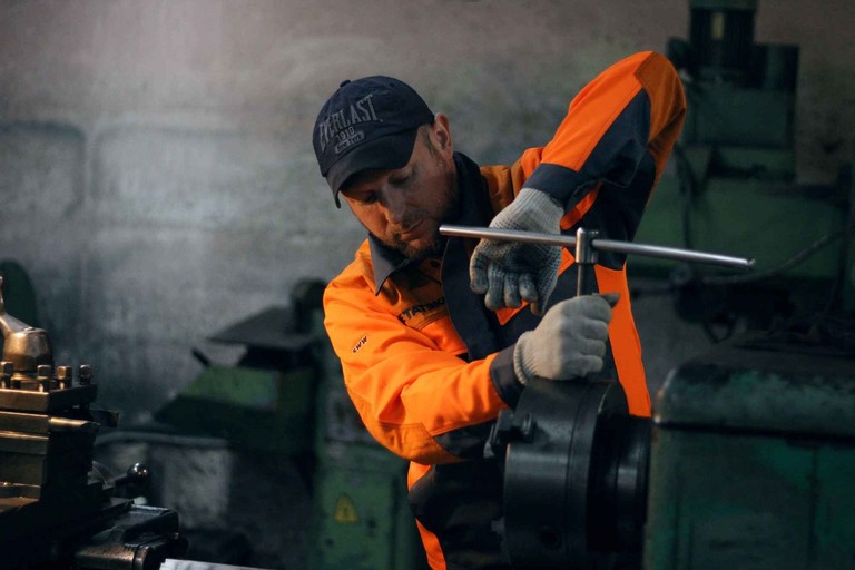 Навеску на технику делают брутальные парни